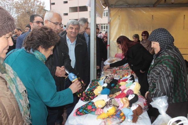 Bayanlardan el emeği yerli ürünler standı