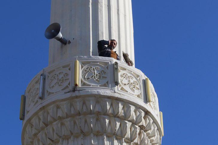 Telefonla konuşmak için cami minaresine, çatılara ve ağaçlara çıkıyorlar -  Son Dakika Haberler