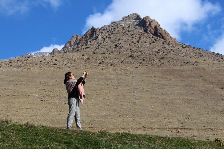 Telefonla konuşmak için cami minaresine, çatılara ve ağaçlara çıkıyorlar  G2