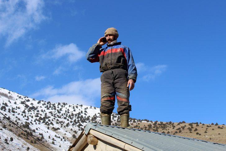 Telefonla konuşmak için cami minaresine, çatılara ve ağaçlara çıkıyorlar  G3