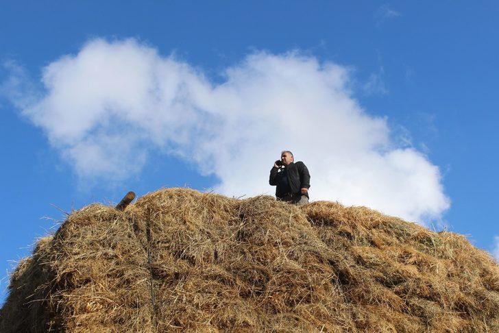 Telefonla konuşmak için cami minaresine, çatılara ve ağaçlara çıkıyorlar  G4