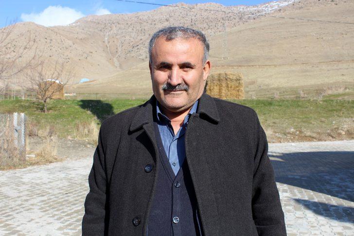 Telefonla konuşmak için cami minaresine, çatılara ve ağaçlara çıkıyorlar  G5