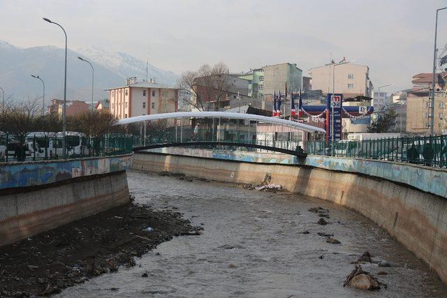 Şaka gibi köprü yaptılar