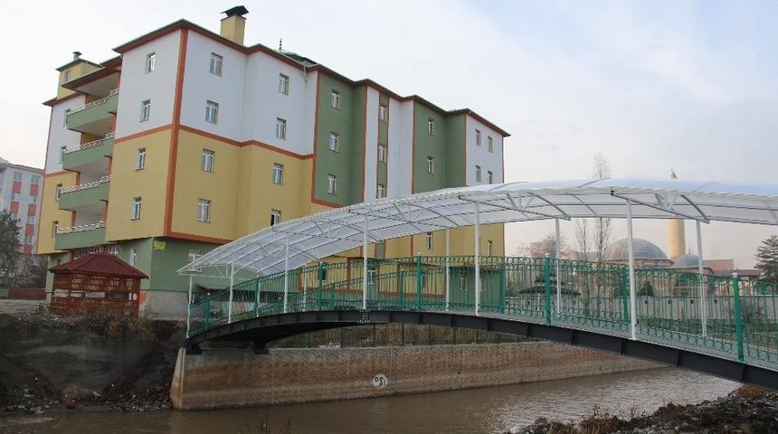 Şaka gibi k&ouml;pr&uuml; yaptılar