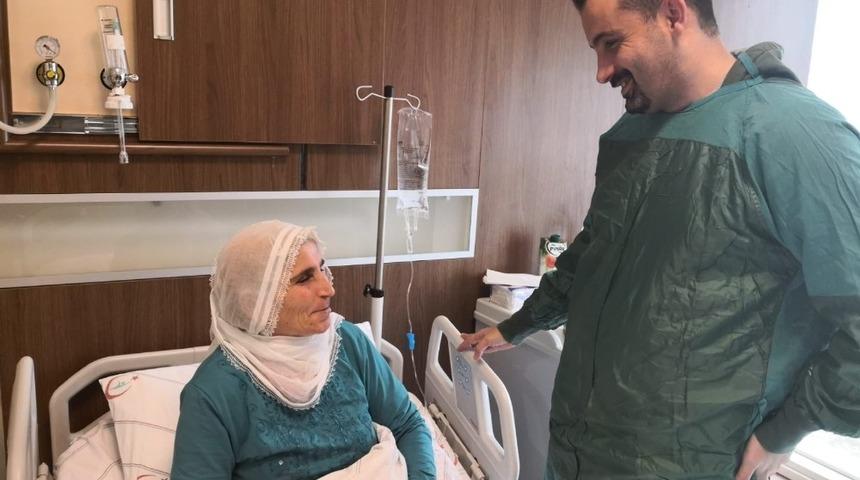 2 yıldır acı &ccedil;ekiyordu 20 dakikada sağlığına kavuştu