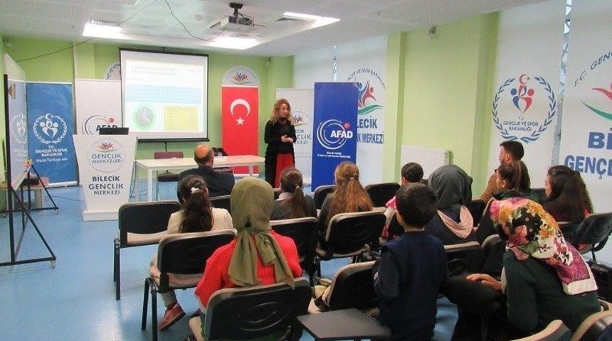 Gen&ccedil;lere Temel Afet Bilinci eğitimi