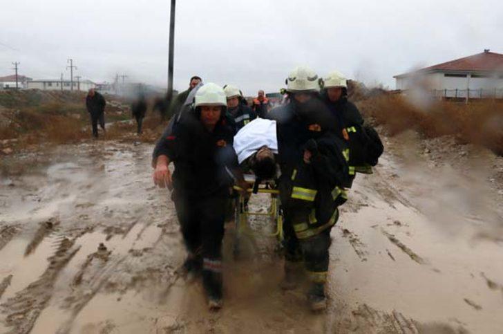 Köpeklerden kaçarken çamura saplanan genç kurtarıldı  G1
