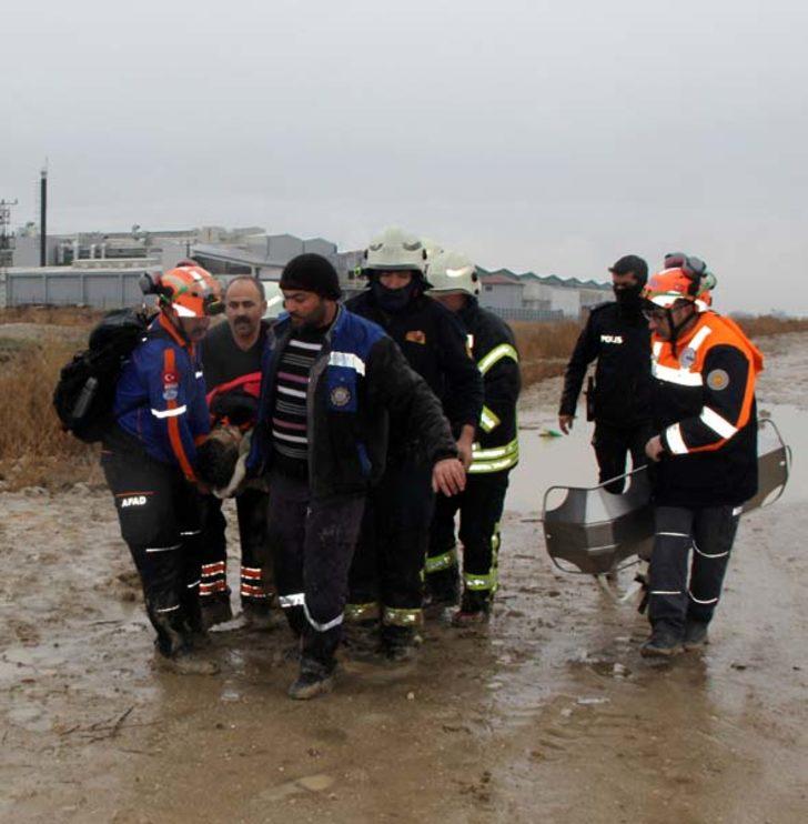 Köpeklerden kaçarken çamura saplanan genç kurtarıldı  G2