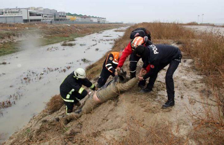 Köpeklerden kaçarken çamura saplanan genç kurtarıldı  G3
