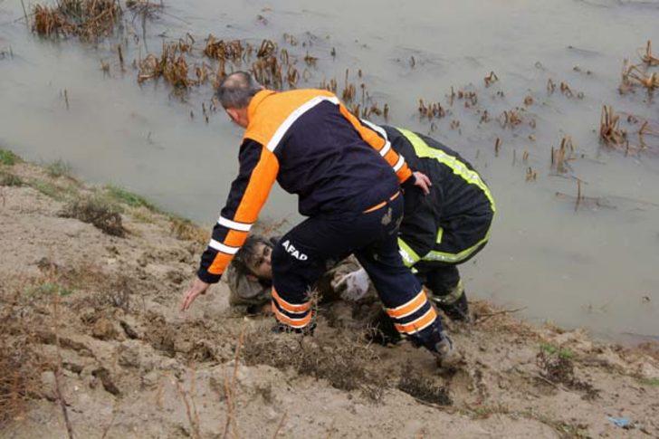 Köpeklerden kaçarken çamura saplanan genç kurtarıldı  G4