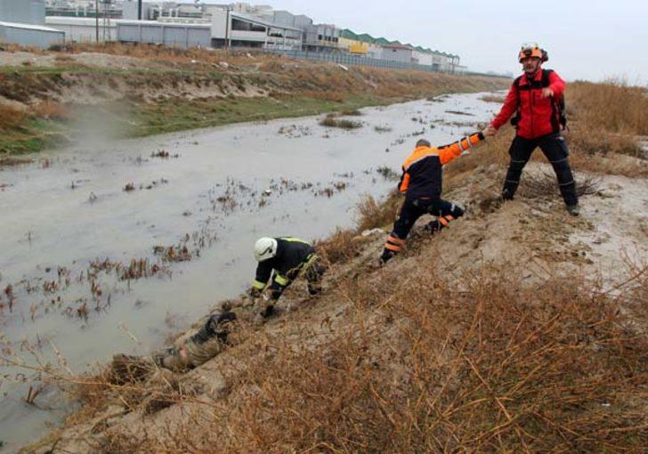 Köpeklerden kaçarken çamura saplanan genç kurtarıldı  G5