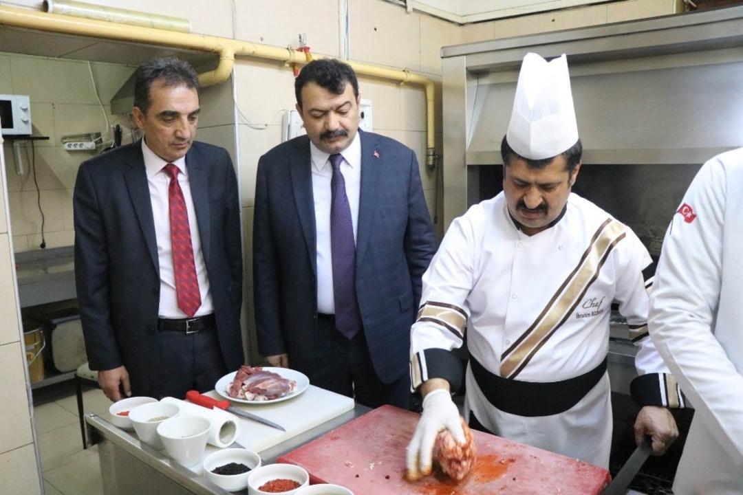 &Ouml;nce h&uuml;nerlerini sergilediler, sonra belgelerini aldılar