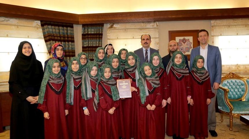 Başkan Altay D&uuml;nya Robot Yarışması&rsquo;nda &ouml;d&uuml;l alan &ouml;ğrencilerle buluştu