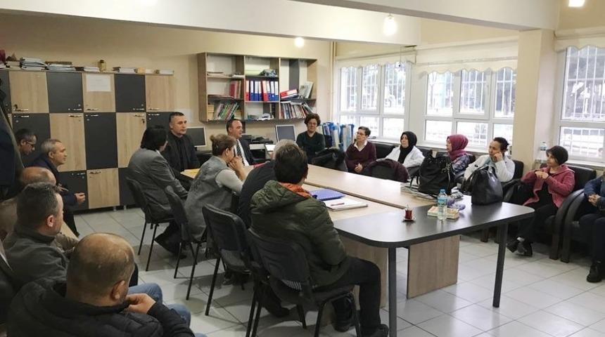 Kaymakam &Ouml;ner,  liselilerle kitap okudu