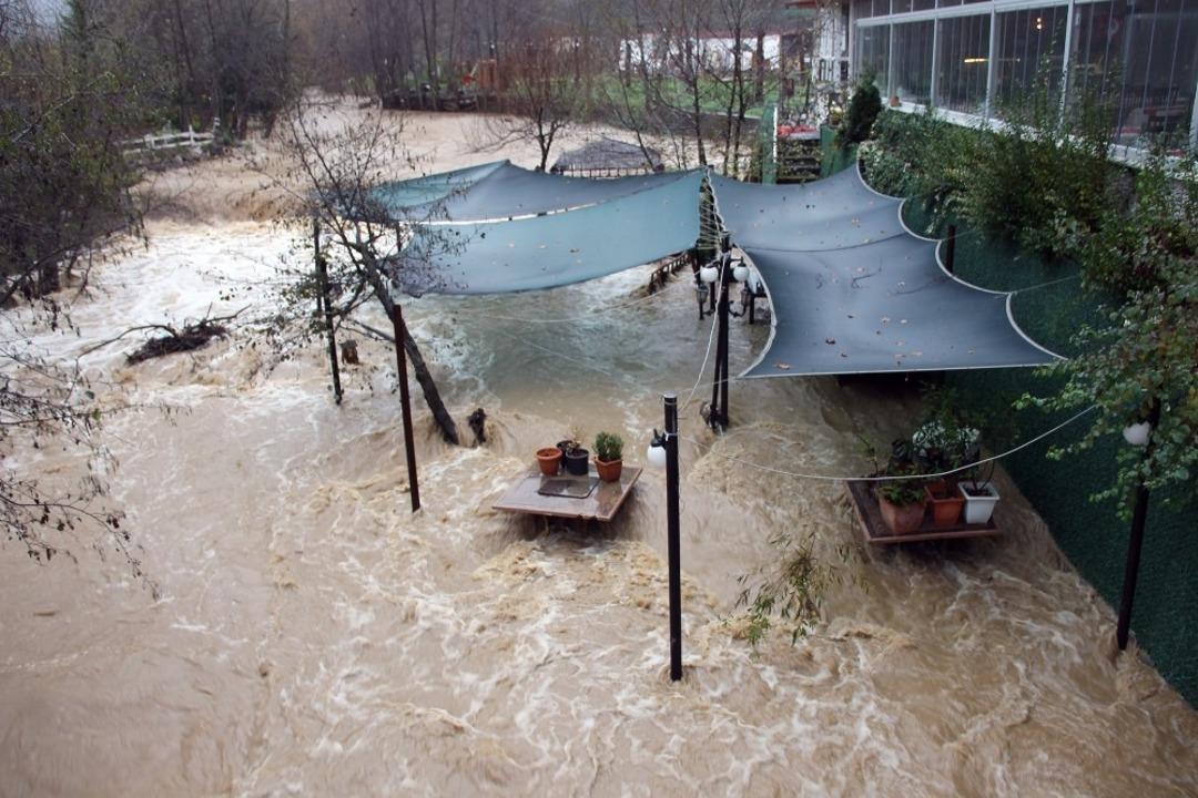Yalova&rsquo;da 2 dere taştı