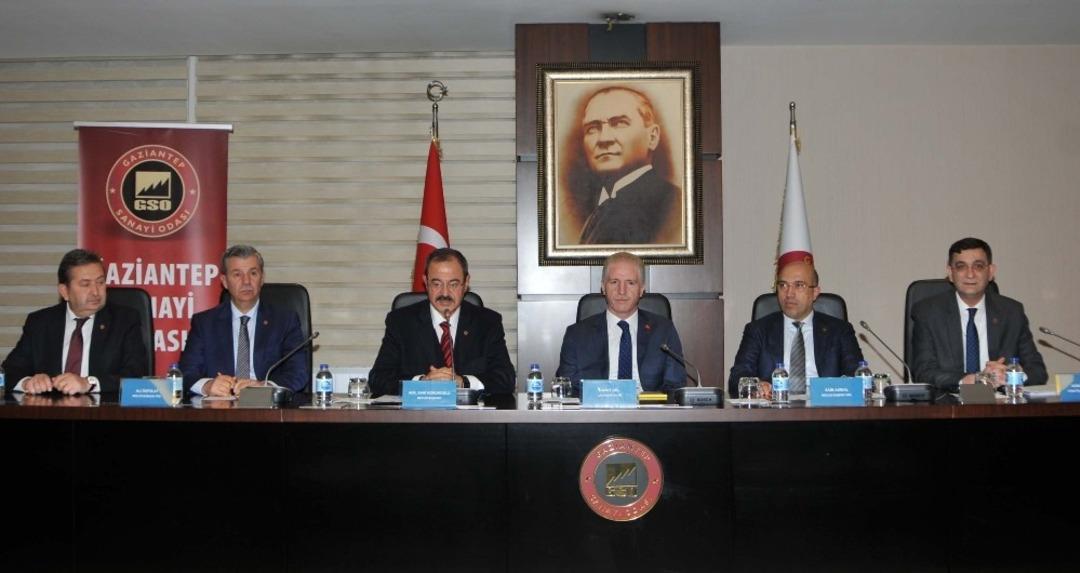 Vali Davut G&uuml;l, GSO Meclis toplantısında sanayicilerle bir araya geldi