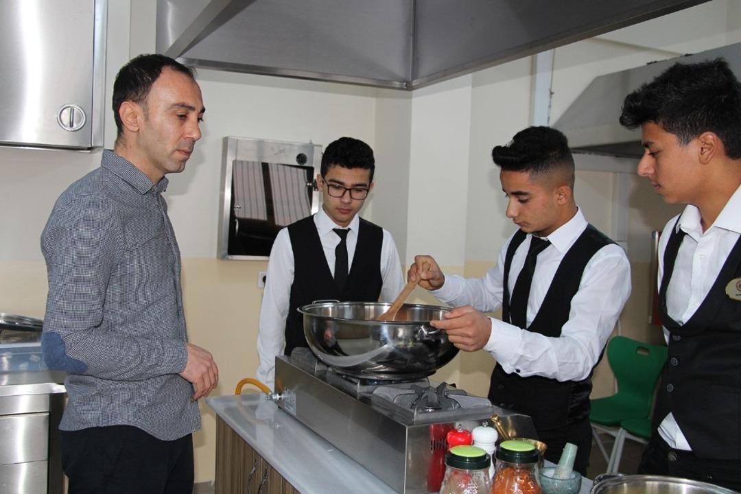 Turizm &ouml;ğrencileri h&uuml;nerlerini sergiledi