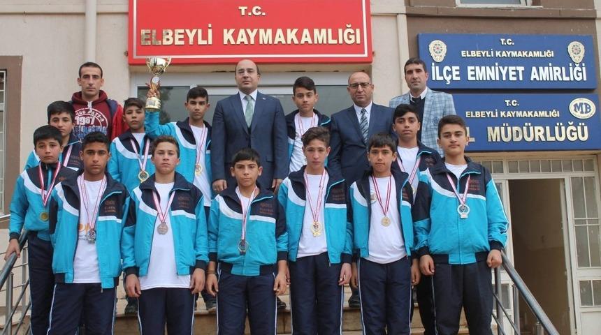 Hentbol&rsquo;da Elbeyli Şampiyon oldu