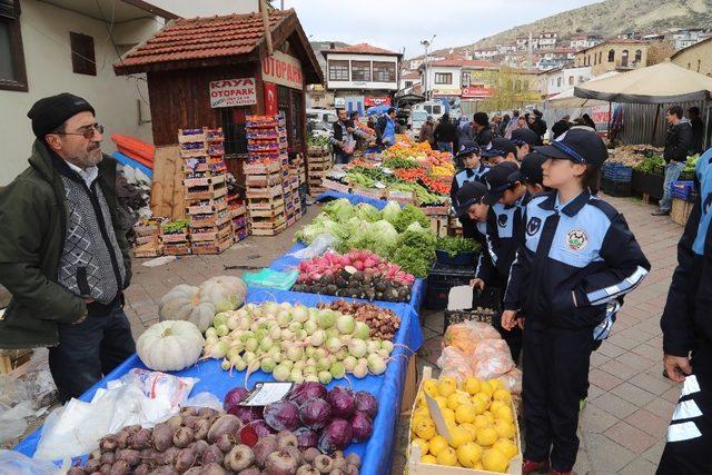 Beypazarı’nda çocuk zabıtalar iş başında