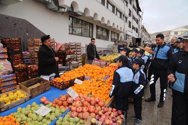 Beypazarı’nda çocuk zabıtalar iş başında