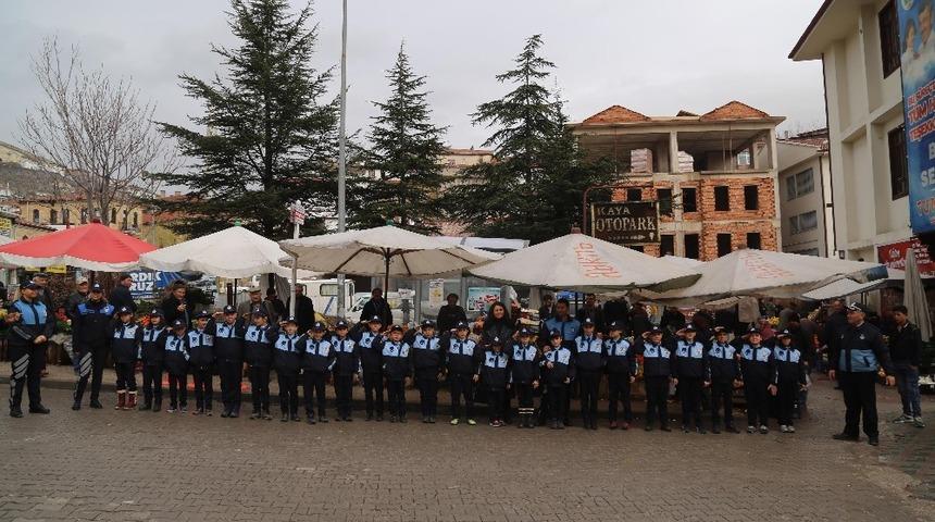 Beypazarı&rsquo;nda &ccedil;ocuk zabıtalar iş başında