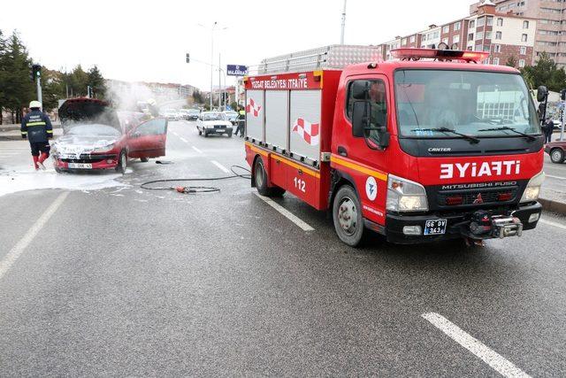 Seyir halindeki otomobil yandı