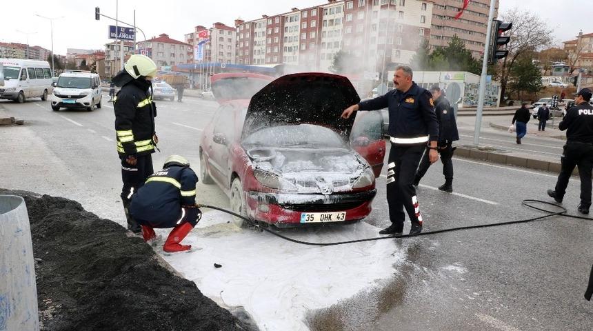 Seyir halindeki otomobil yandı