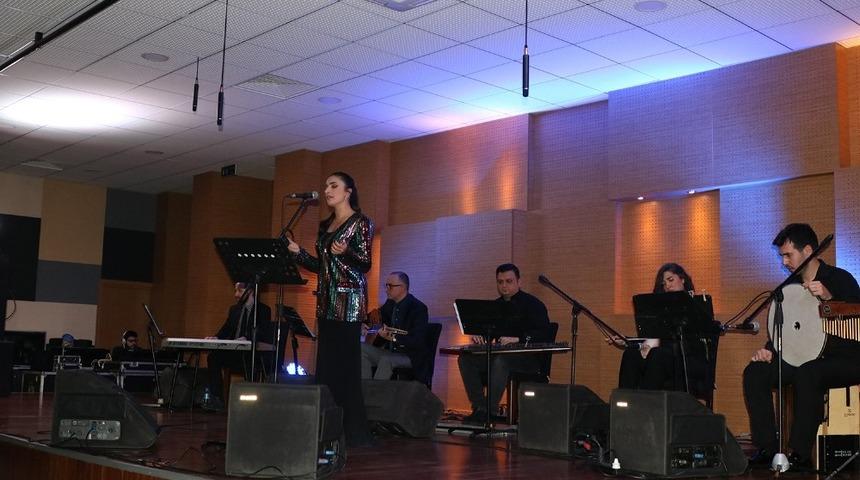 K&uuml;lt&uuml;r Sanat Etkinlikleri Yaprak Sayar konseri ile devam etti