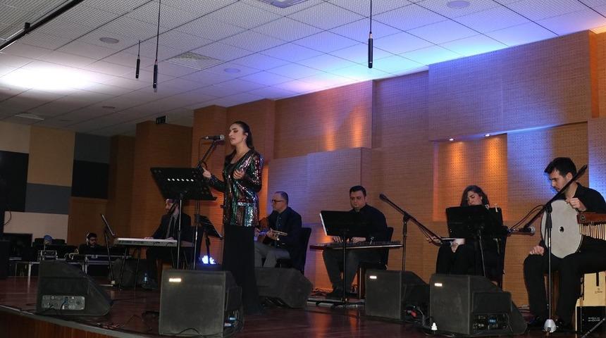 K&uuml;lt&uuml;r Sanat Etkinlikleri Yaprak Sayar konseri ile devam etti