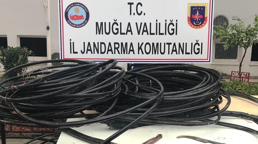 Kabloları keserken su&ccedil;&uuml;st&uuml; yakalandılar