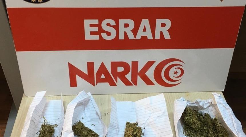 &ldquo;Okul &ouml;nlerinde asayiş ve trafik&rdquo; uygulamasında esrar ele ge&ccedil;irildi