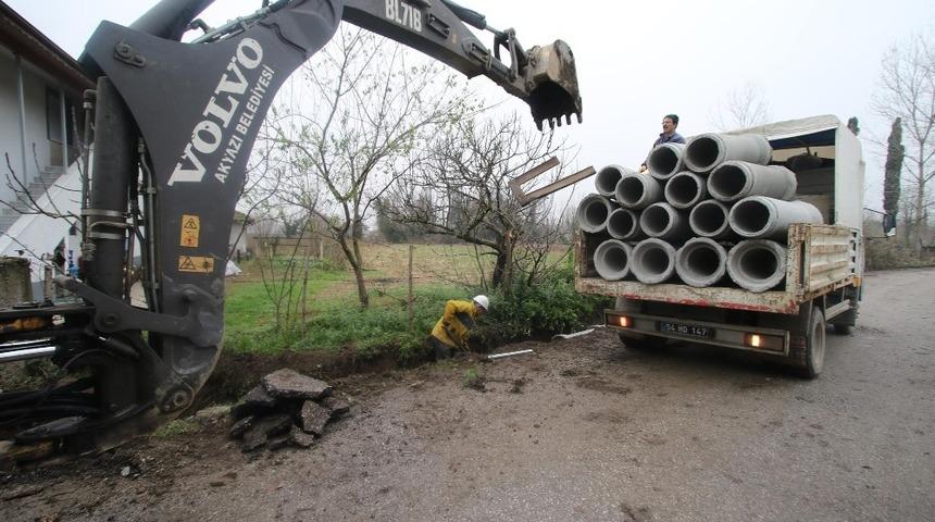 Akyazı&rsquo;da yağmur suyu hattı temizleme &ccedil;alışmaları devam ediyor