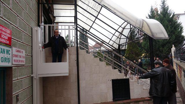 Cami merdivenlerini çıkamayan yaşlı ve engelliler için asansör