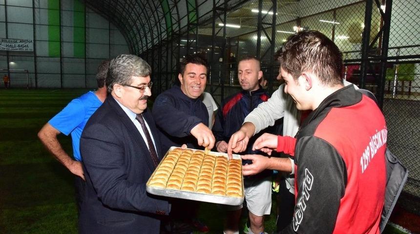 Başkan Can&rsquo;dan ma&ccedil; sonunda baklava ikramı