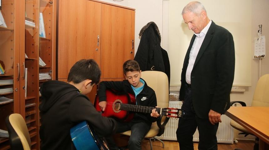 Başkan Dişli, Bilgi Evi&rsquo;nde &ccedil;ocuklarla vakit ge&ccedil;irdi