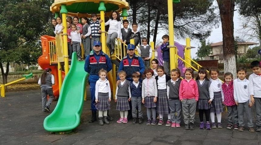 Jandarma ile &ouml;ğrenciler g&uuml;vende