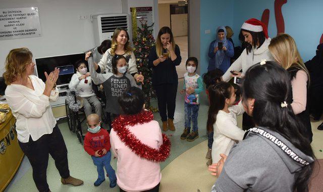 Hasta çocuklar yeni yıldan sağlık diledi