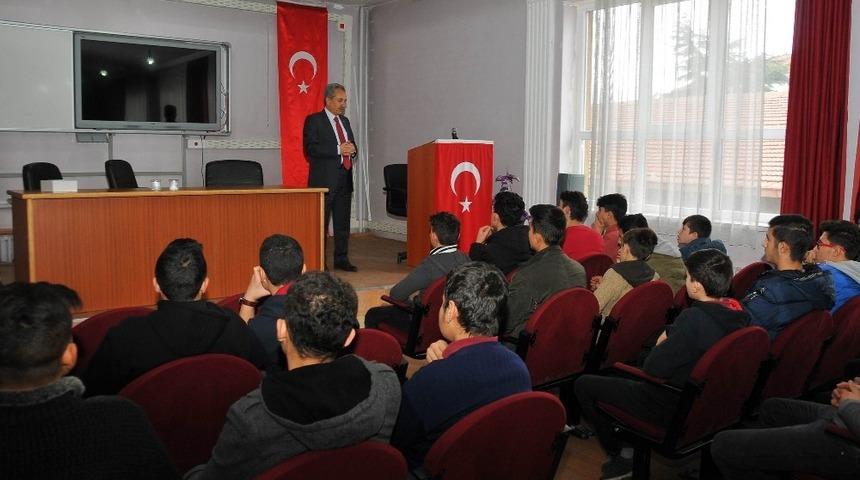 Başkan Akkaya Kariyer G&uuml;nleri kapsamında &ouml;ğrencilerle buluştu