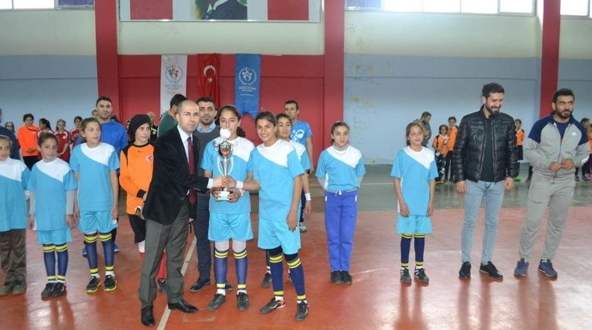 Sason&rsquo;da &ouml;ğrenciler futsalla tanıştı