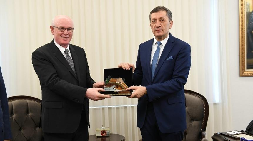 Başkan Kazım Kurt, Milli Eğitim Bakanı Ziya Sel&ccedil;uk&rsquo;u ziyaret etti