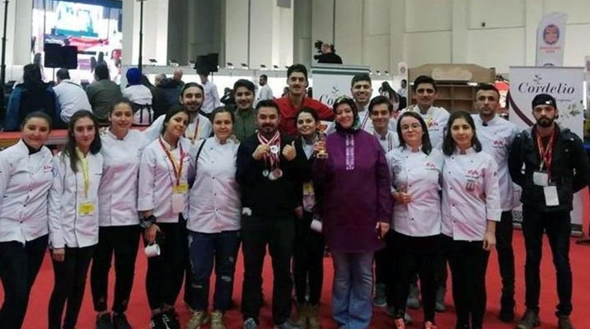 Bir ayda 25 madalya ve 2 kupa kazandılar