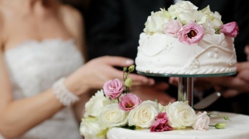 D&uuml;ğ&uuml;n Salonlarında Pastayı Alkışlamayı Sa&ccedil;ma Bulanlar Toplaşın!