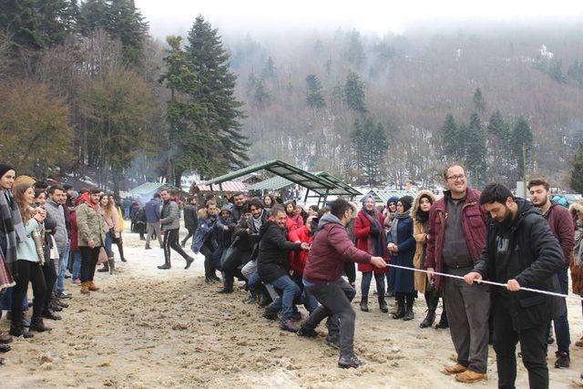 Düzce Üniversitesi Genç eller topluluğundan Abant’a çıkarma