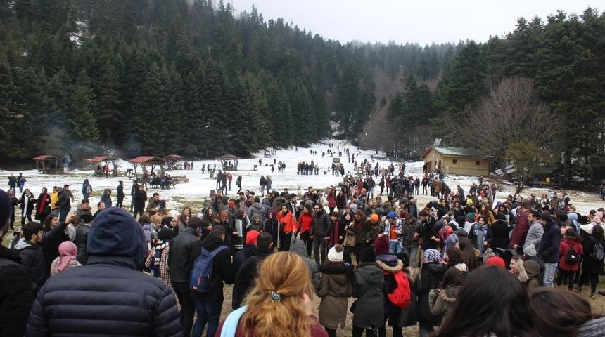 D&uuml;zce &Uuml;niversitesi Gen&ccedil; eller topluluğundan Abant&rsquo;a &ccedil;ıkarma