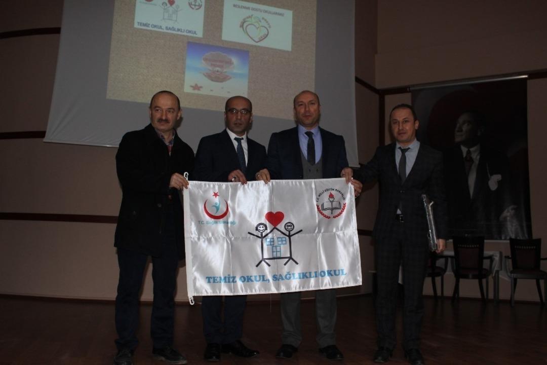 Beyaz bayrak ve beslenme dostu okullar sertifikalarını aldı