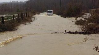 Sakarya'da su seviyesi yükselen derenin yakınındaki okullar tatil edildi