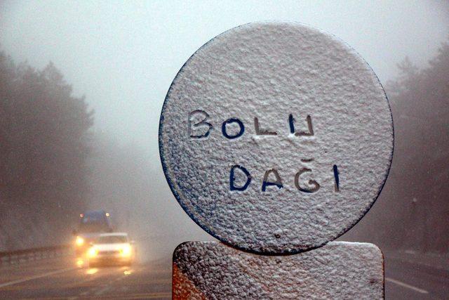 Bolu Dağı'nda kar ve sis ulaşımı etkiledi