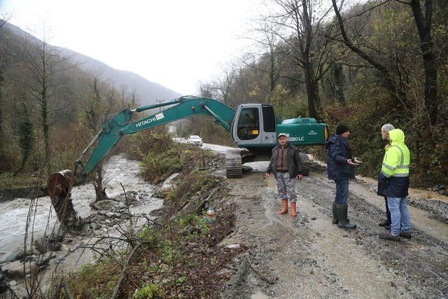 Başkan Yılmazer yağışın olumsuz etkilediği yerleri inceledi