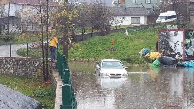 Otomobil, göle dönen yolda kaldı