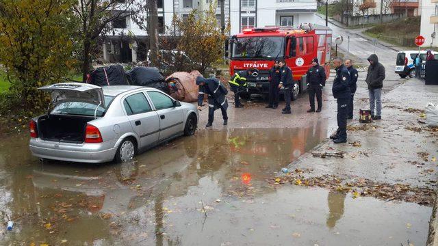 Otomobil, göle dönen yolda kaldı